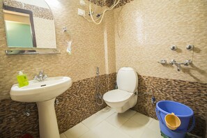 Quarto standard | Banheiro | Chuveiro, chuveiro com efeito de chuva, toalhas de banho