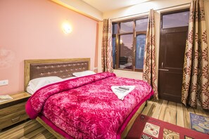 Quarto luxo | Edredons de pluma, ferros/tábuas de passar roupa