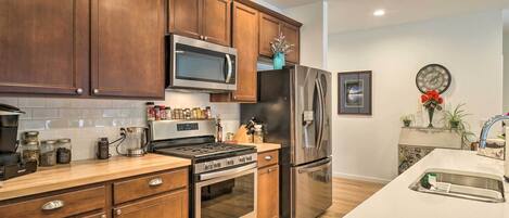 Fridge, microwave, stovetop, dishwasher