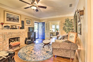 TV, stereo, computer monitors - Walk to Midwestern State: Wichita Falls Cottage! (Wichita Falls)