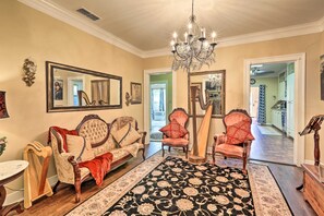 TV, stereo, computer monitors - Walk to Midwestern State: Wichita Falls Cottage! (Wichita Falls)