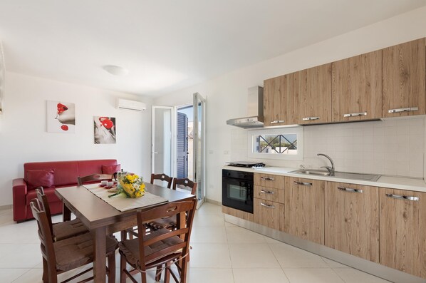 Refrigerador, parrilla de estufa y utensilios de cocina 