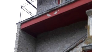 A stone staircase leading up to a building with a red roof and a window with a wooden shutter. - Cascina Binelli (Dogliani)
