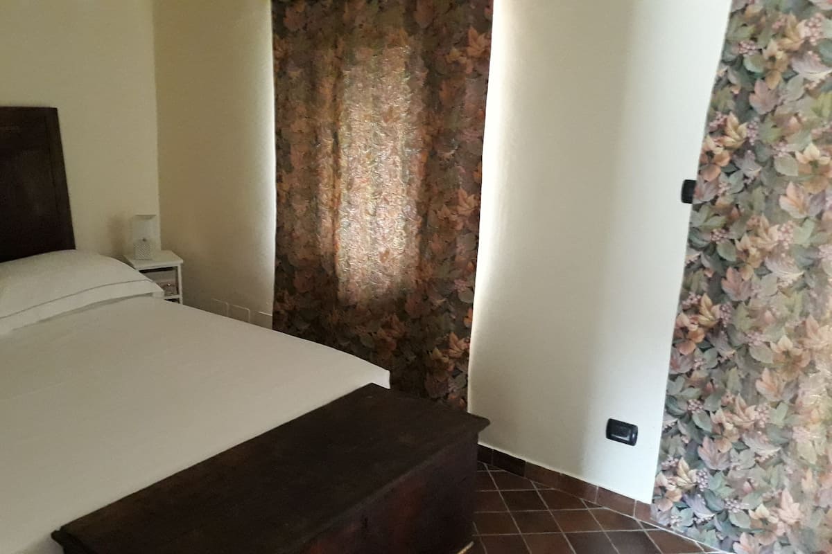 2 bedrooms, individually decorated, individually furnished, desk