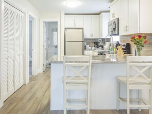 ثلاجة، ميكروويف، فرن، موقد طهي مسطح