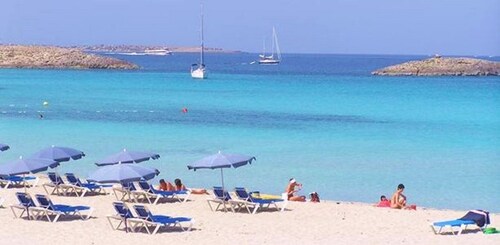 2 Bedroom 1st floor apartment in Mar De Cristal 100 yards from the beach,