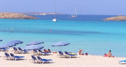 2 Bedroom 1st floor apartment in Mar De Cristal 100 yards from the beach,