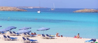 2 Bedroom 1st floor apartment in Mar De Cristal 100 yards from the beach,