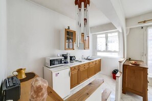 Fridge, microwave, coffee/tea maker - Le Studio Provençal – Welkeys (Antibes)