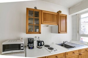 Refrigerador, microondas y cafetera y tetera 