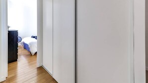 Ein Schlafzimmer mit Bett, Stuhl und Kleiderschrank.