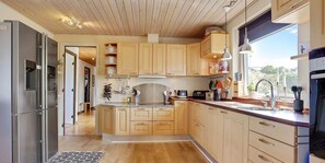 Fridge, microwave, oven, stovetop - Large villa with lake view (Tjele)