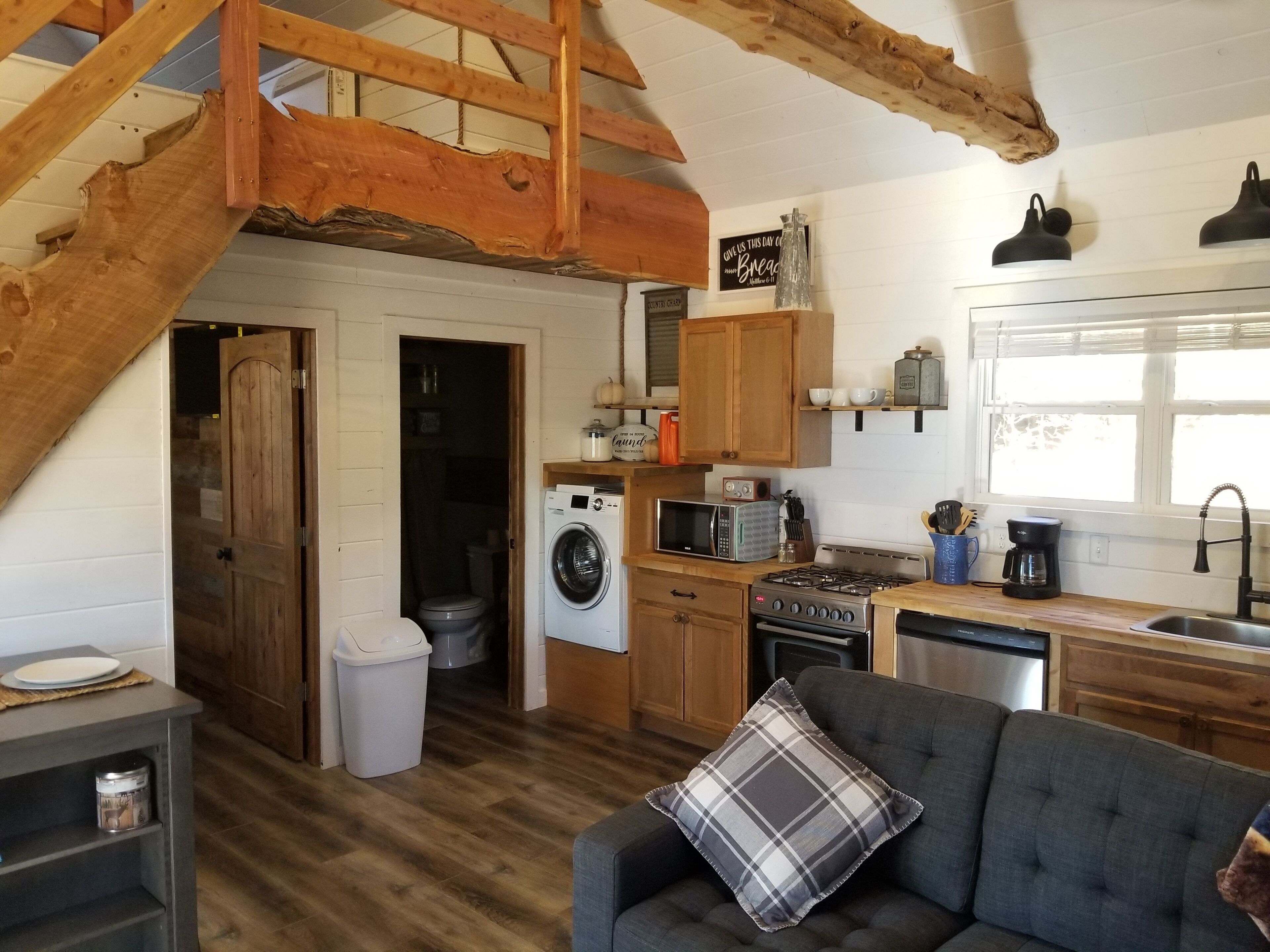 Cozy Rustic Cabin With All The Extras.