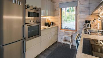 Fridge, microwave, dishwasher, cookware/dishes/utensils