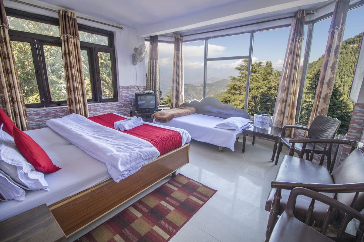 Family Room | Seterika/papan seterika, cadar katil