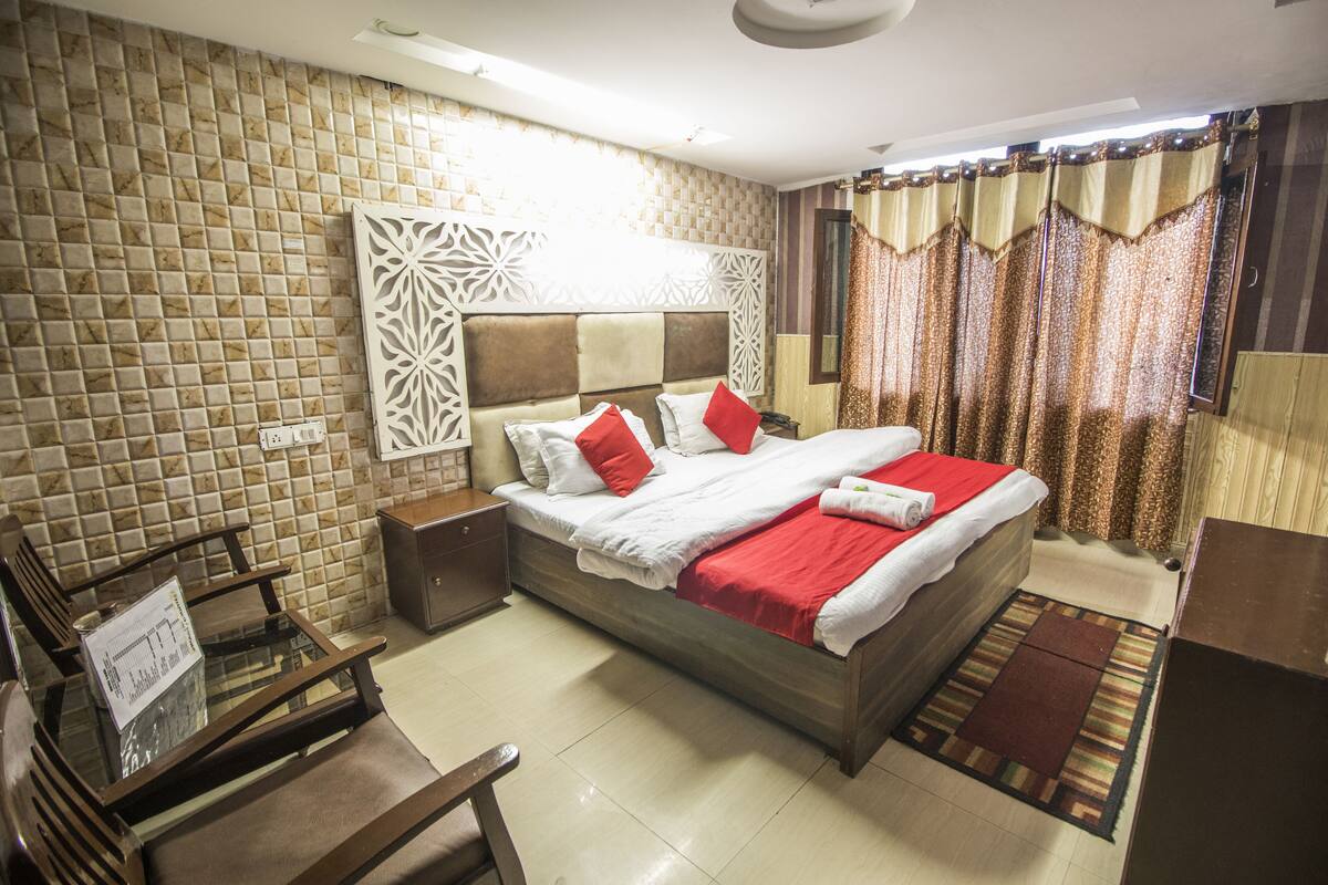 Quarto luxo | Ferros/tábuas de passar roupa, roupa de cama