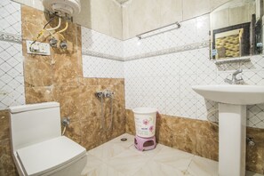 Deluxe Room | Bathroom | Shower, rainfall showerhead, bathrobes, towels - Hotel Holiday Plaza (Dalhousie)