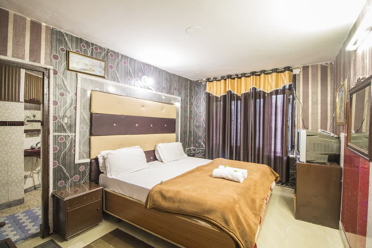 Quarto standard | Ferros/tábuas de passar roupa, roupa de cama