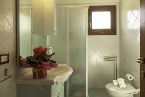 Appartement, 1 chambre | Salle de bain | Douche, bidet, serviettes fournies