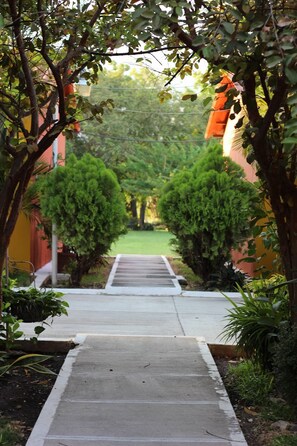 สนามรอบบริเวณ