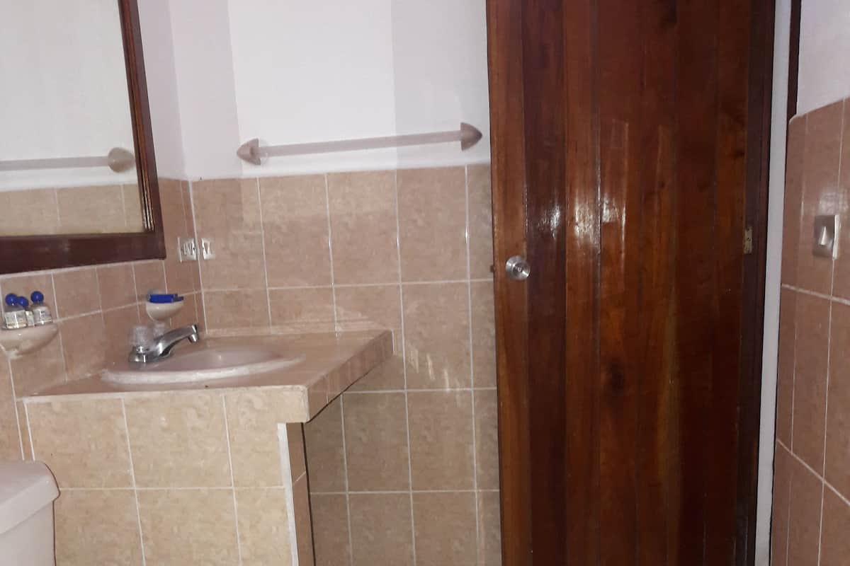 Douche, articles de toilette gratuits, sèche-cheveux