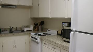 雪櫃、微波爐、焗爐、爐具