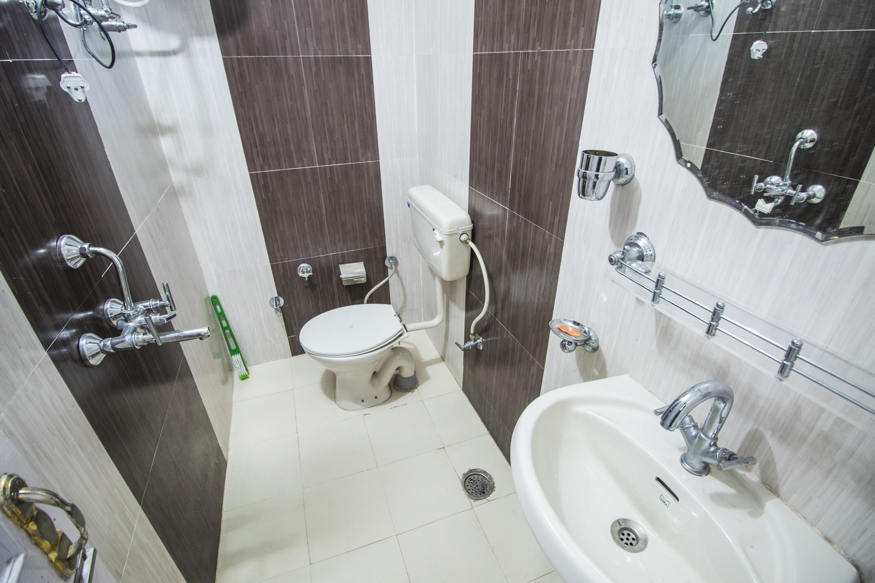 シャワー、スリッパ、タオル