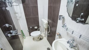 A bathroom with a toilet, sink, and shower. - Comfort Homestay (Dalhousie)