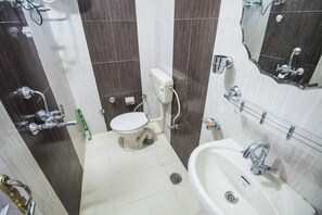 Douche, chaussons, serviettes fournies