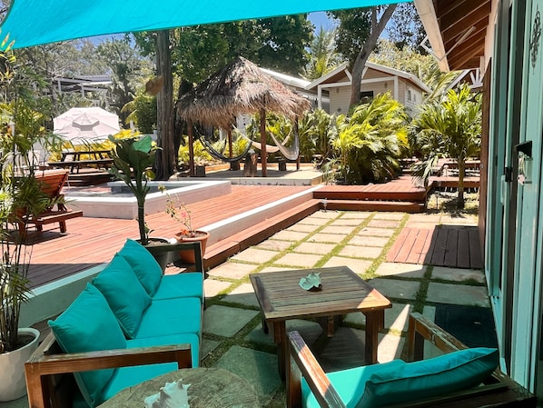 Outdoor dining - West Bay Luxury Casita-2 min walk to the Beach! (West Bay)