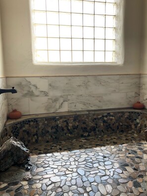 Baignoire, séchoir à cheveux, serviettes fournies, savon