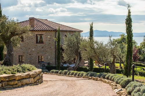 Villa with stunning views of Lake Trasimeno