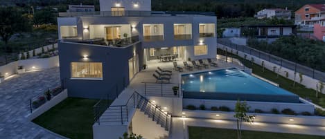 Una piscina al aire libre, una piscina climatizada
