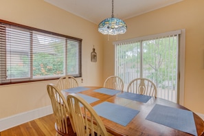 Maison (3 Bedrooms) | Repas dans la chambre