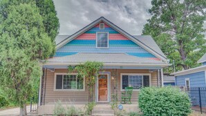 A house with a colorful roof, a front door, and a small porch area. - 3BR Hot-tub & Dog-friendly Old Colorado City!! (Colorado Springs)