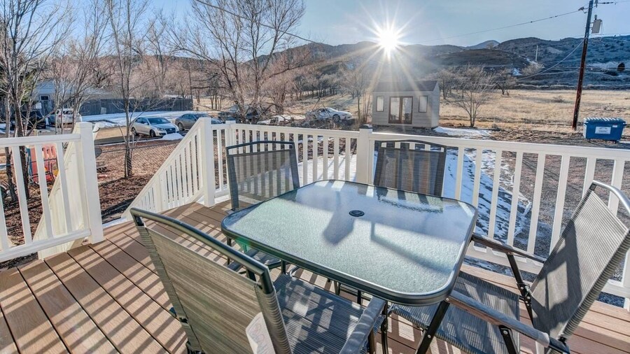 2BR Aptmt Parks Private Deck, Mountain Views!