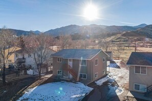 A residential area with houses, a clear sky, and mountains in the background. - 2BR Aptmt Parks Private Deck, Mountain Views! (Colorado Springs)