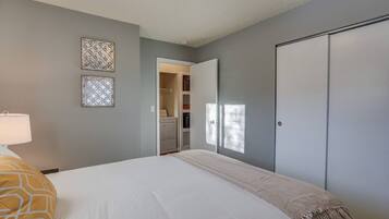 Apartemen (2 Bedrooms) | 2 kamar tidur, ruang kerja ramah laptop, dan setrika/meja setrika