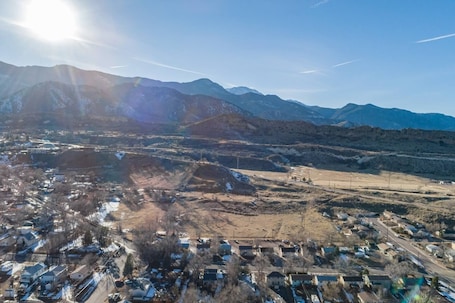 Snow and ski sports. 2BR Aptmt Parks Private Deck, Mountain Views!