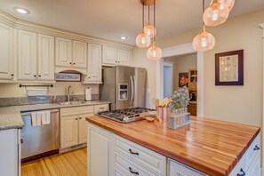 Rumah (4 Bedrooms) | Dapur pribadi | Lemari es besar, oven, mesin pembuat kopi/teh, dan pemanggang roti