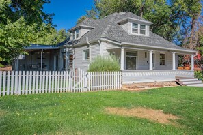 Exterior - 4BD Luxuryclose to Downtown3ba & Pet-friendly!! (Colorado Springs)