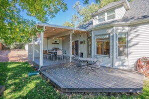 Rumah (4 Bedrooms) | Balkon