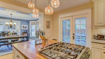 Rumah (4 Bedrooms) | Dapur pribadi | Lemari es besar, oven, mesin pembuat kopi/teh, dan pemanggang roti