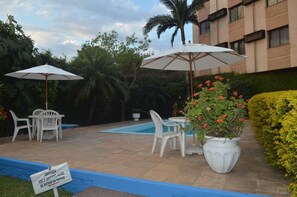 Outdoor pool, pool umbrellas - River Hotel (Uruguaiana)