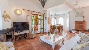 Televisión, chimenea y estéreo
