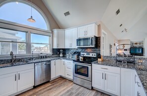 ثلاجة، ميكروويف، فرن، موقد طهي مسطح