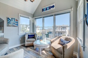 TV a schermo piatto, caminetto, lettore DVD, tavolo da calcetto