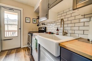 Apartment (2 Bedrooms) | Private kitchen - 2BR Hikers Dream Red Rocks Dog-friendly! (Colorado Springs)