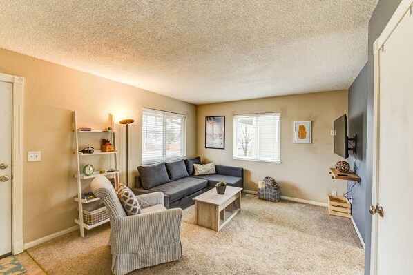 Apartment (2 Bedrooms) | Living room