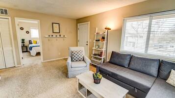 Apartment (2 Bedrooms) | Living room | TV, Netflix, streaming services